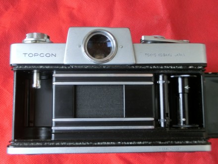 Это  первая 35-мм зеркальная фотокамера, с измерением через объектив. Экспозиция. . фото 9
