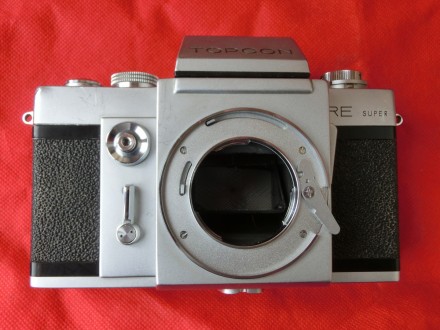 Это  первая 35-мм зеркальная фотокамера, с измерением через объектив. Экспозиция. . фото 3