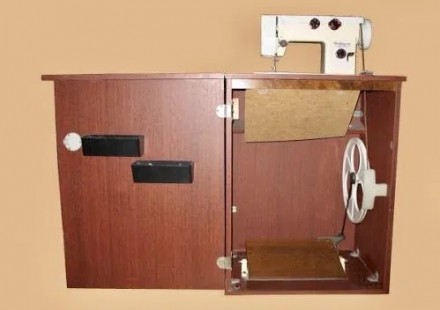 Советская швейная машинка с полированной тумбой.
Модель: "Чайка" 142-. . фото 3