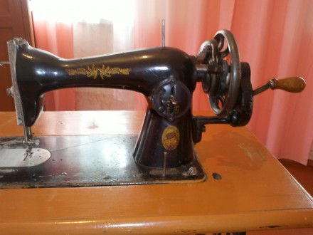 Подольская швейная машинка на чугунной станине и ножным приводом в рабочем состо. . фото 2