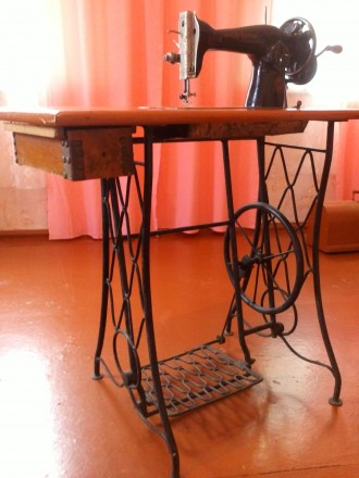 Подольская швейная машинка на чугунной станине и ножным приводом в рабочем состо. . фото 3