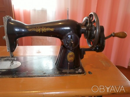 Подольская швейная машинка на чугунной станине и ножным приводом в рабочем состо. . фото 1