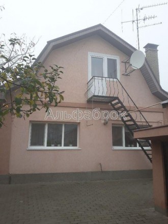 Продам уютный дом на участке 6 соток в г. Васильков.
В доме есть всё необходимое. . фото 2