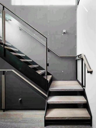 Современная лестница на второй этаж, с перилами, под ключ, безупречного качества. . фото 2