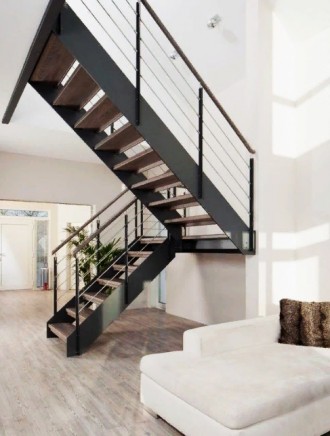 Современная лестница на второй этаж, с перилами, под ключ, безупречного качества. . фото 4