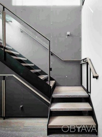 Современная лестница на второй этаж, с перилами, под ключ, безупречного качества. . фото 1