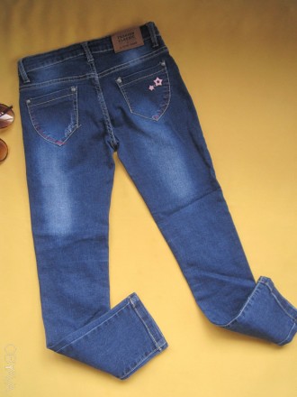 Стрейчевые  джинсы  скинни  на  девочку  8-10 лет.
Талия  регулируется пуговице. . фото 5