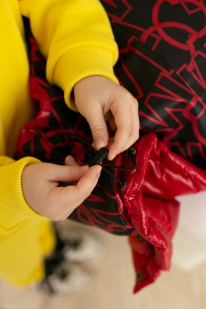 Демисезонный детский жилет на кнопках. Изготовлен из плащевой ткани: нейлон-монк. . фото 7