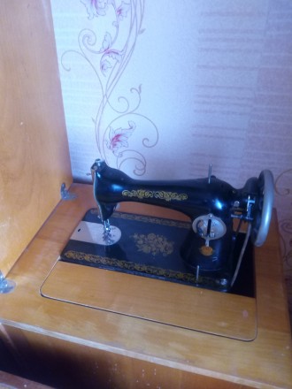 Швейная машинка класса 1м Подольск со столом ножным приводом производства СССР 1. . фото 3