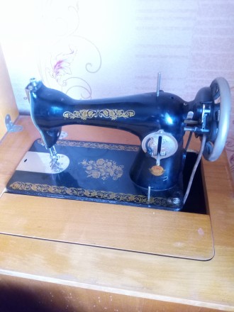 Швейная машинка класса 1м Подольск со столом ножным приводом производства СССР 1. . фото 4