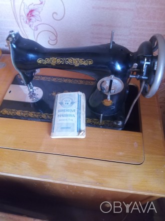 Швейная машинка класса 1м Подольск со столом ножным приводом производства СССР 1. . фото 1