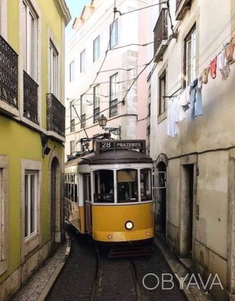 Желтый трамвай привычно протискивается узкими улицами Лиссабона.
	Плотная бумага. . фото 1