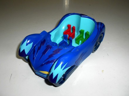 Яркая пластиковая гоночная машина супергероя Пи Джей Кетбоя Just Play  из мультс. . фото 2