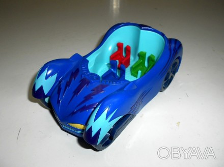 Яркая пластиковая гоночная машина супергероя Пи Джей Кетбоя Just Play  из мультс. . фото 1