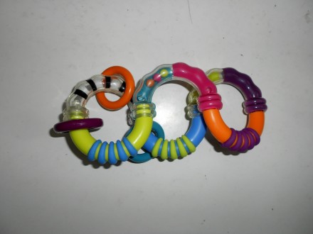 Цветная игрушка прорезыватель - погремушка выполнена в виде волнообразной подвиж. . фото 4