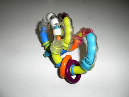 Цветная игрушка прорезыватель - погремушка выполнена в виде волнообразной подвиж. . фото 6