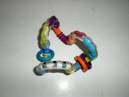 Цветная игрушка прорезыватель - погремушка выполнена в виде волнообразной подвиж. . фото 3