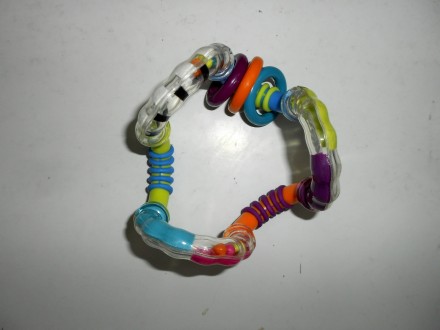 Цветная игрушка прорезыватель - погремушка выполнена в виде волнообразной подвиж. . фото 8