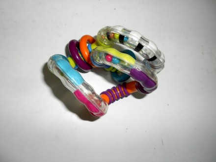 Цветная игрушка прорезыватель - погремушка выполнена в виде волнообразной подвиж. . фото 5
