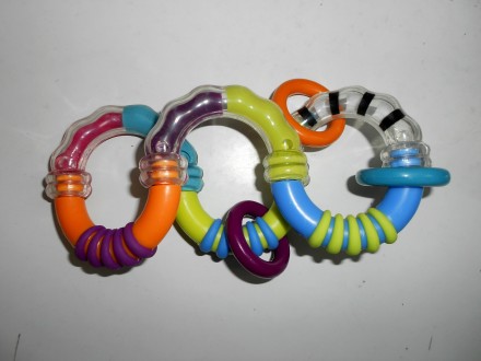 Цветная игрушка прорезыватель - погремушка выполнена в виде волнообразной подвиж. . фото 2
