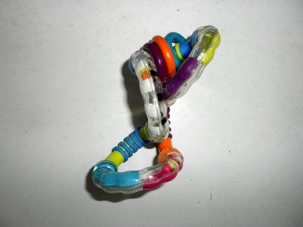 Цветная игрушка прорезыватель - погремушка выполнена в виде волнообразной подвиж. . фото 9