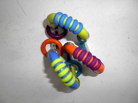 Цветная игрушка прорезыватель - погремушка выполнена в виде волнообразной подвиж. . фото 10