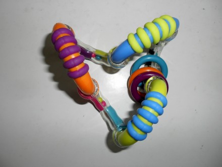 Цветная игрушка прорезыватель - погремушка выполнена в виде волнообразной подвиж. . фото 7