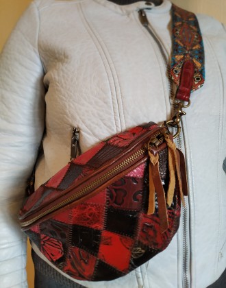Винтажная, кожаная, комбинированная сумка через плечо, с широким цветным ремешко. . фото 5