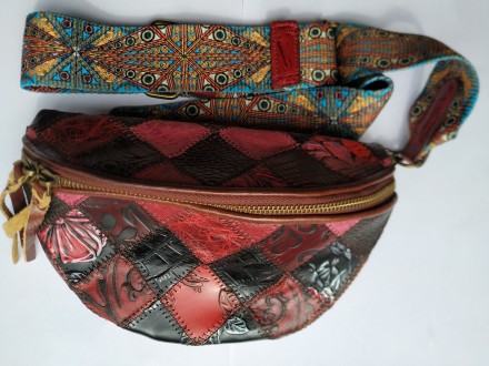 Винтажная, кожаная, комбинированная сумка через плечо, с широким цветным ремешко. . фото 3