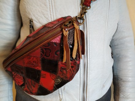 Винтажная, кожаная, комбинированная сумка через плечо, с широким цветным ремешко. . фото 6