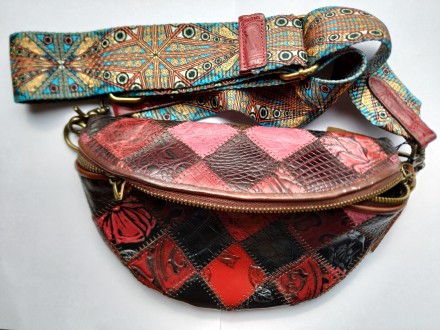 Винтажная, кожаная, комбинированная сумка через плечо, с широким цветным ремешко. . фото 2