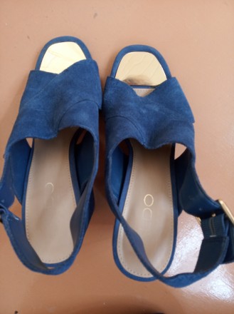 Синие замшевые босоножки на каблуке Aldo c золотистым носком.
Состояние б/у, но. . фото 8