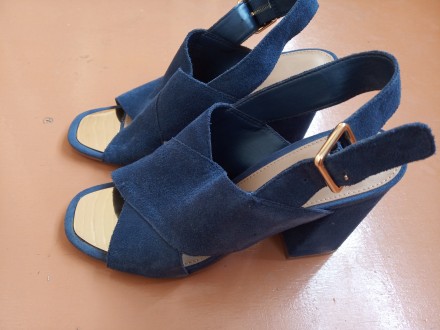 Синие замшевые босоножки на каблуке Aldo c золотистым носком.
Состояние б/у, но. . фото 5