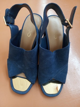 Синие замшевые босоножки на каблуке Aldo c золотистым носком.
Состояние б/у, но. . фото 3