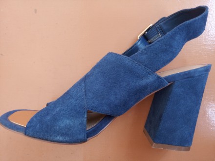 Синие замшевые босоножки на каблуке Aldo c золотистым носком.
Состояние б/у, но. . фото 2