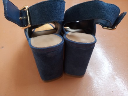 Синие замшевые босоножки на каблуке Aldo c золотистым носком.
Состояние б/у, но. . фото 4