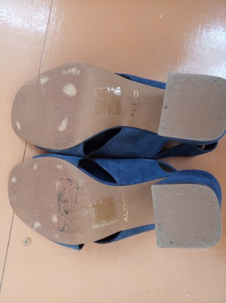 Синие замшевые босоножки на каблуке Aldo c золотистым носком.
Состояние б/у, но. . фото 7