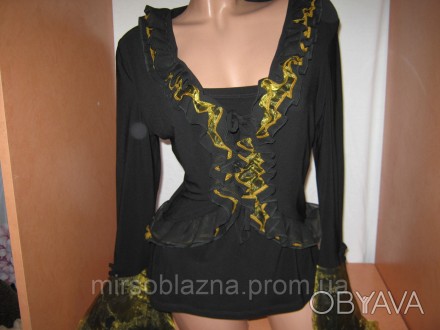  Блуза женская б/у, черного цвета, вырез глубокий, спереди воланы из черной ткан. . фото 1