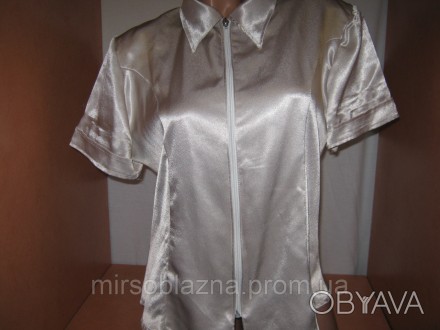  Женская атласная блуза б/у, светло-бежевого цвета с переливом, спереди на молни. . фото 1