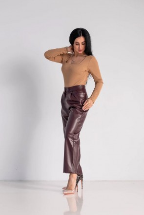 Размеры 44,46,48,50,52
Женские брюки из эко- кожи, которые отлично ложатся по фи. . фото 6