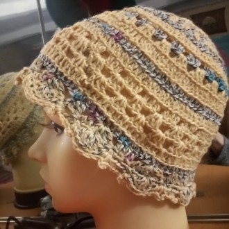 Продаются вязанные крючком/спицами женские шапочки на сезон весна-лето.
Ручная . . фото 6