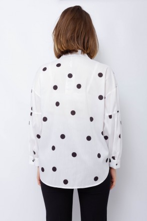 
Легкая блузка Mer, производство Турция. Цвет блузки белый с принтом в виде черн. . фото 5