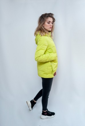 
Яркая демисезонная куртка фабрики Enyi салатового цвета с серебристой молнией. . . фото 3