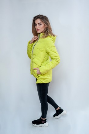 
Яркая демисезонная куртка фабрики Enyi салатового цвета с серебристой молнией. . . фото 4