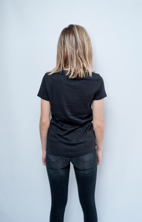 
Стильная женская футболка Joggy черного цвета с принтом в виде надписи белыми б. . фото 4