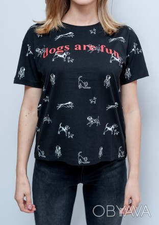 
Стильная женская футболка Joggy черного цвета с принтом в виде белых собачек на. . фото 1