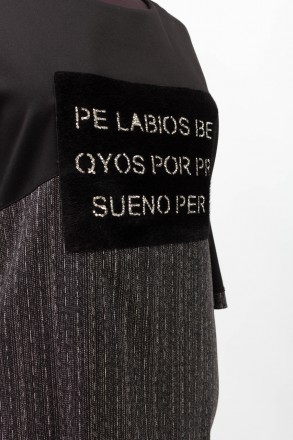 
Оригинальное платье New Perla черно-серого цвета с надписью из камней в районе . . фото 7