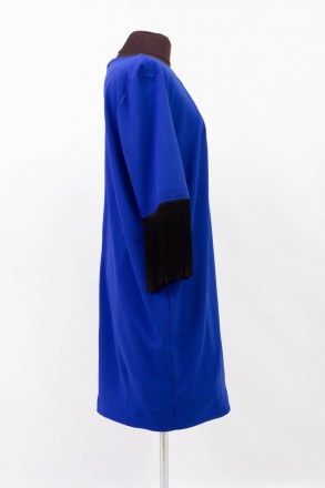
Оригинальное платье Miss Lilium цвета электрик с черными кисточками на рукавах,. . фото 3