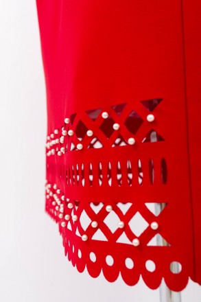 
Оригинальное платье Lazzuri красного цвета с перфорацией на юбке, производство . . фото 6