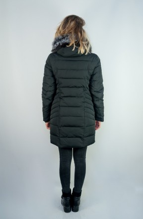 
Черная женская куртка с натуральным мехом чернобурки на капюшоне. Куртка плотна. . фото 3